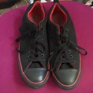 Guys Converse, still in good condition.